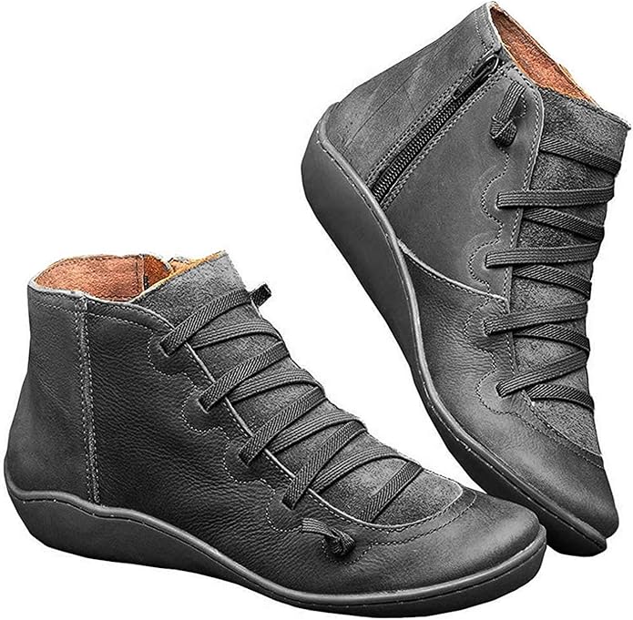Modieuze dame draagt comfortabele Hoymans enkellaarzen met vetersluiting. Perfect voor een chique casual look.