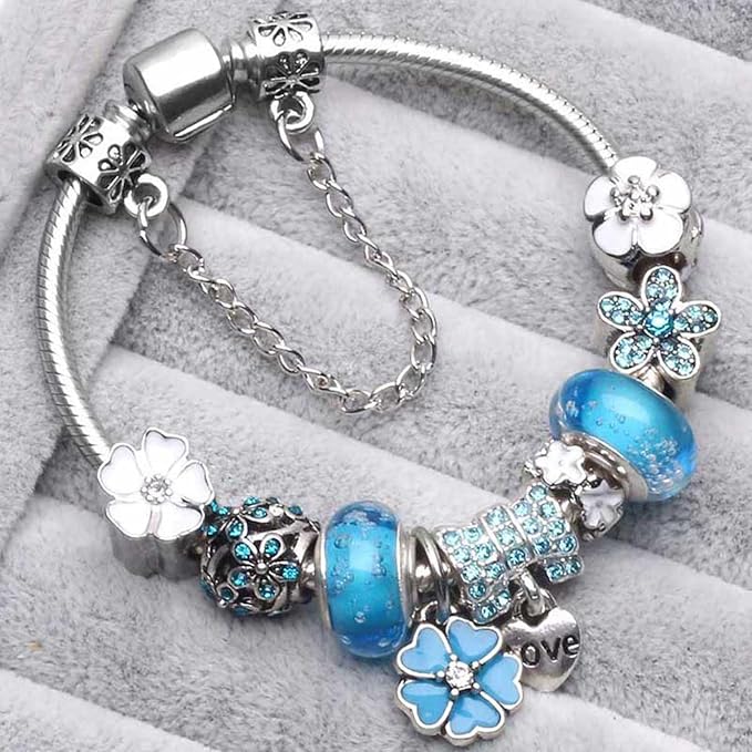 Zilveren damesarmband met bloemen charms. Stijlvol 925 sterling zilveren sieraad voor elke vrouw.