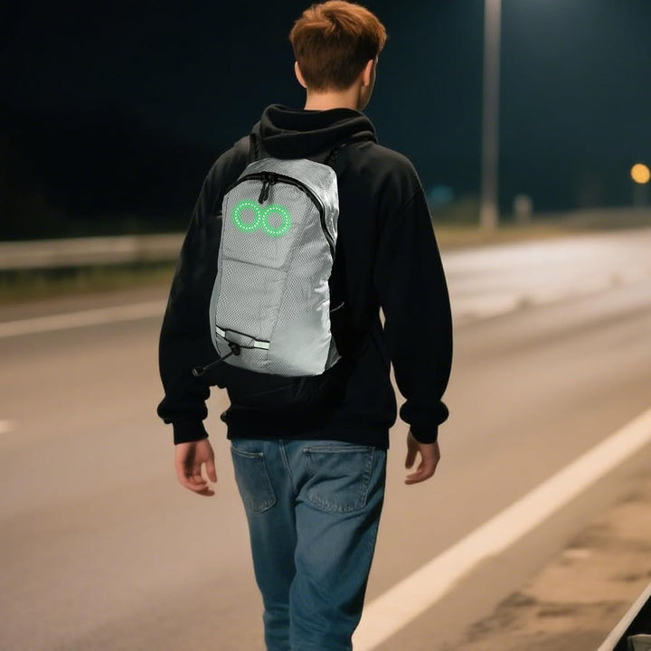 Zwarte LED rugzak met muziekresponsief licht, ideaal voor festivals en veilig fietsen.