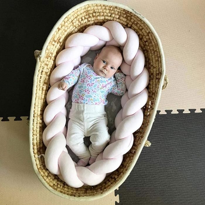 Beschermende gevlochten bedbumper 200 cm. Zacht comfort en veiligheid voor de baby in het ledikant.