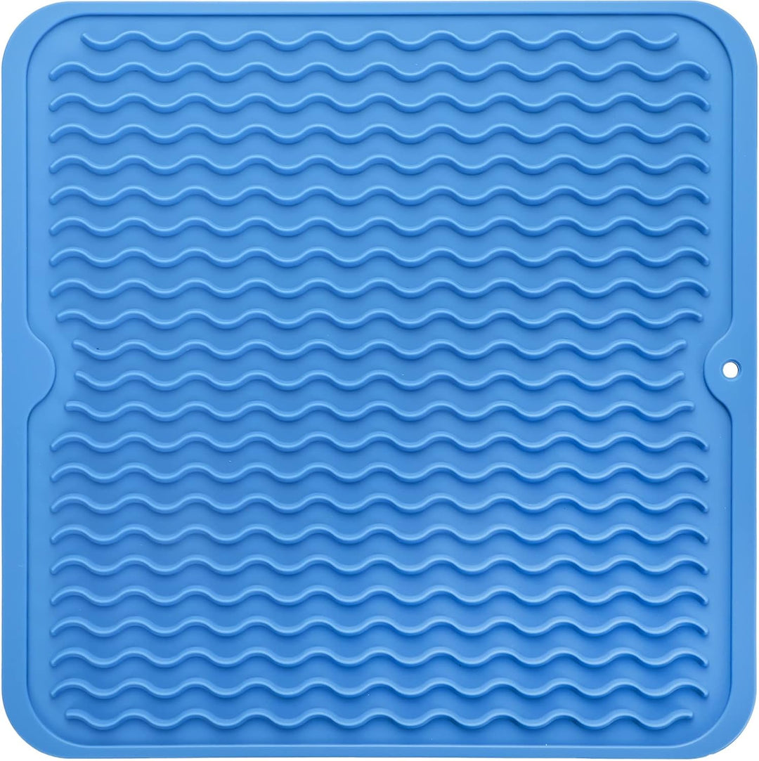 Blauwe siliconen mat als lade voering in een keukenkast, beschermt bestek.