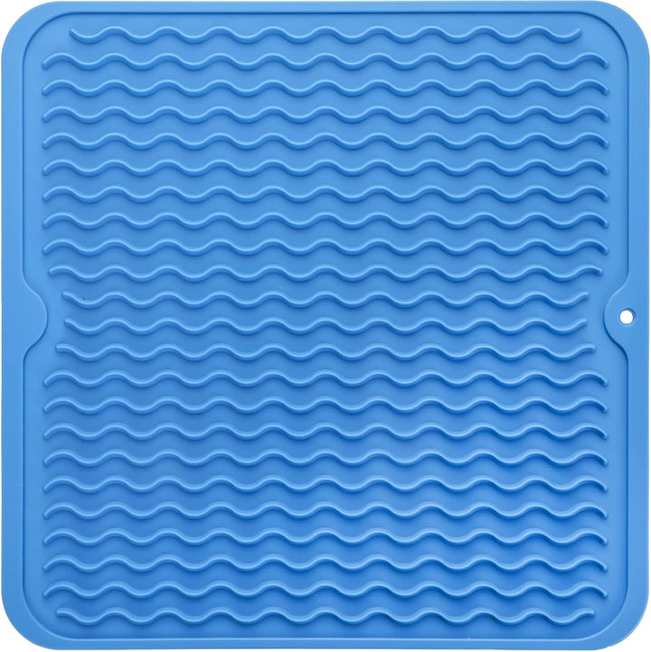 Blauwe siliconen mat als lade voering in een keukenkast, beschermt bestek.