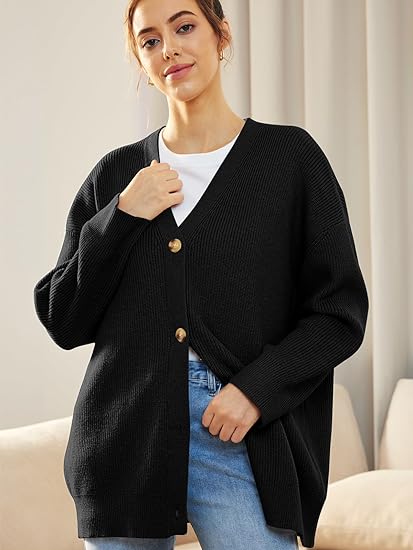 Modieus oversized damesvest met V-hals, knoopsluiting, een veelzijdige toevoeging aan je look.