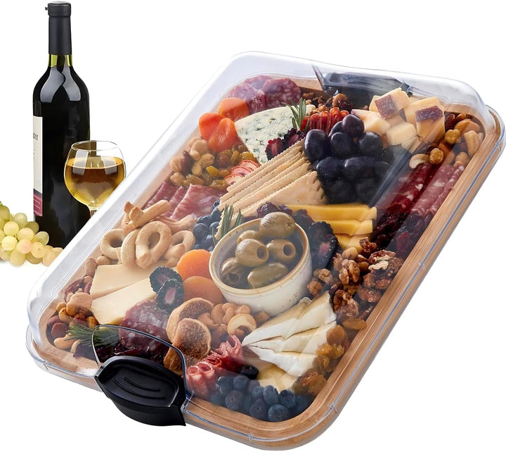 Luxe bamboe serveerplank Savorya met transparante vergrendelbare deksel; perfect voor charcuterie & hapjes.