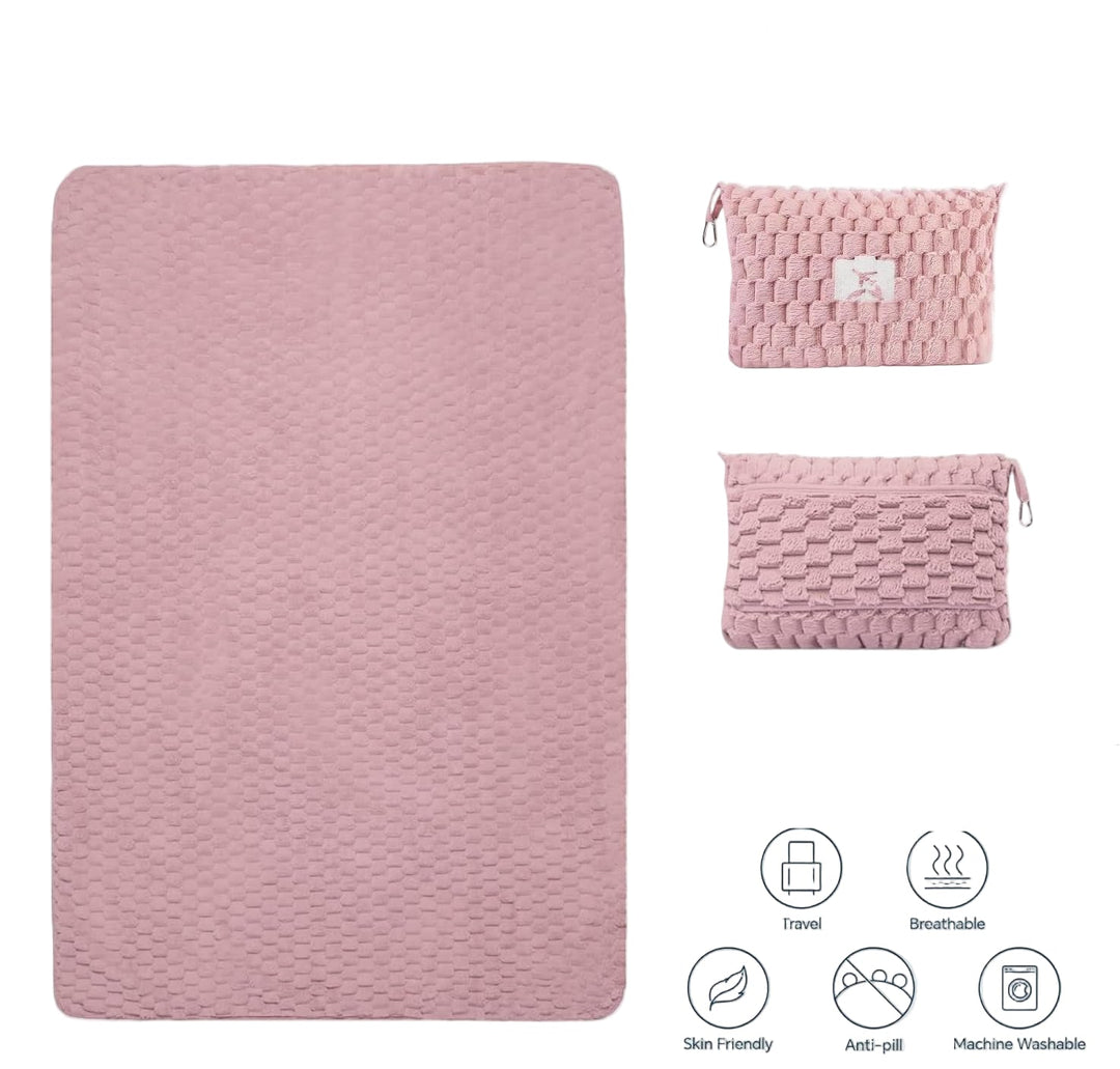 Opvouwbare flanellen reisdeken met kussenzak. Ideaal voor reizen, kamperen en extra comfort onderweg.