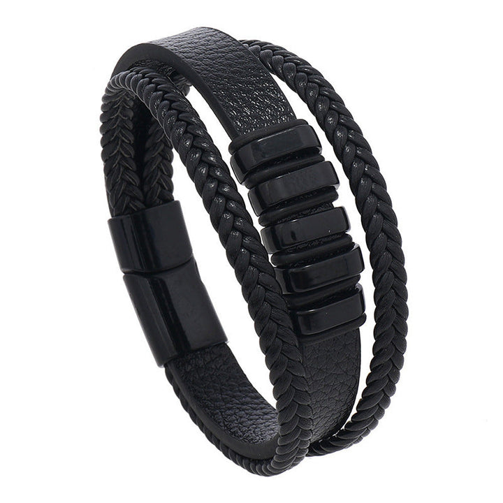 Detail van de moderne heren armband met magnetische sluiting, een stijlvol sieraad voor mannen.