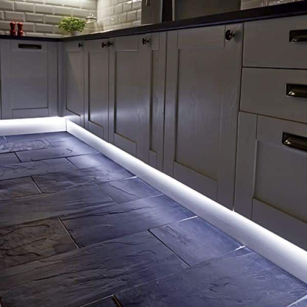 Sfeervolle LED lichtstrip met bewegingssensor voor indirecte verlichting in slaapkamer of woonkamer. Warm wit licht.