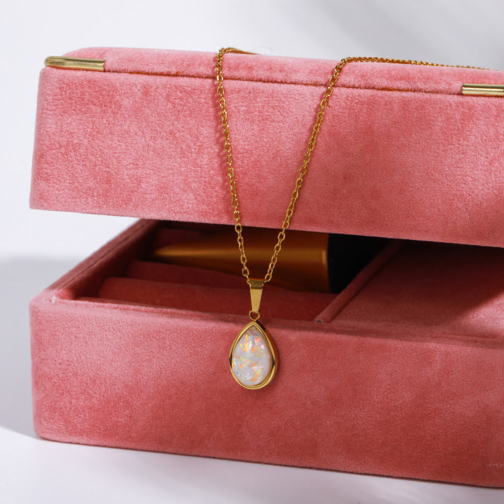 Kwaliteits 18K gouden ketting met schitterende natuurlijke opaal hanger. Tijdloos dames sieraad.