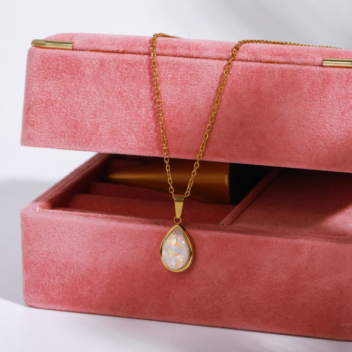 Kwaliteits 18K gouden ketting met schitterende natuurlijke opaal hanger. Tijdloos dames sieraad.