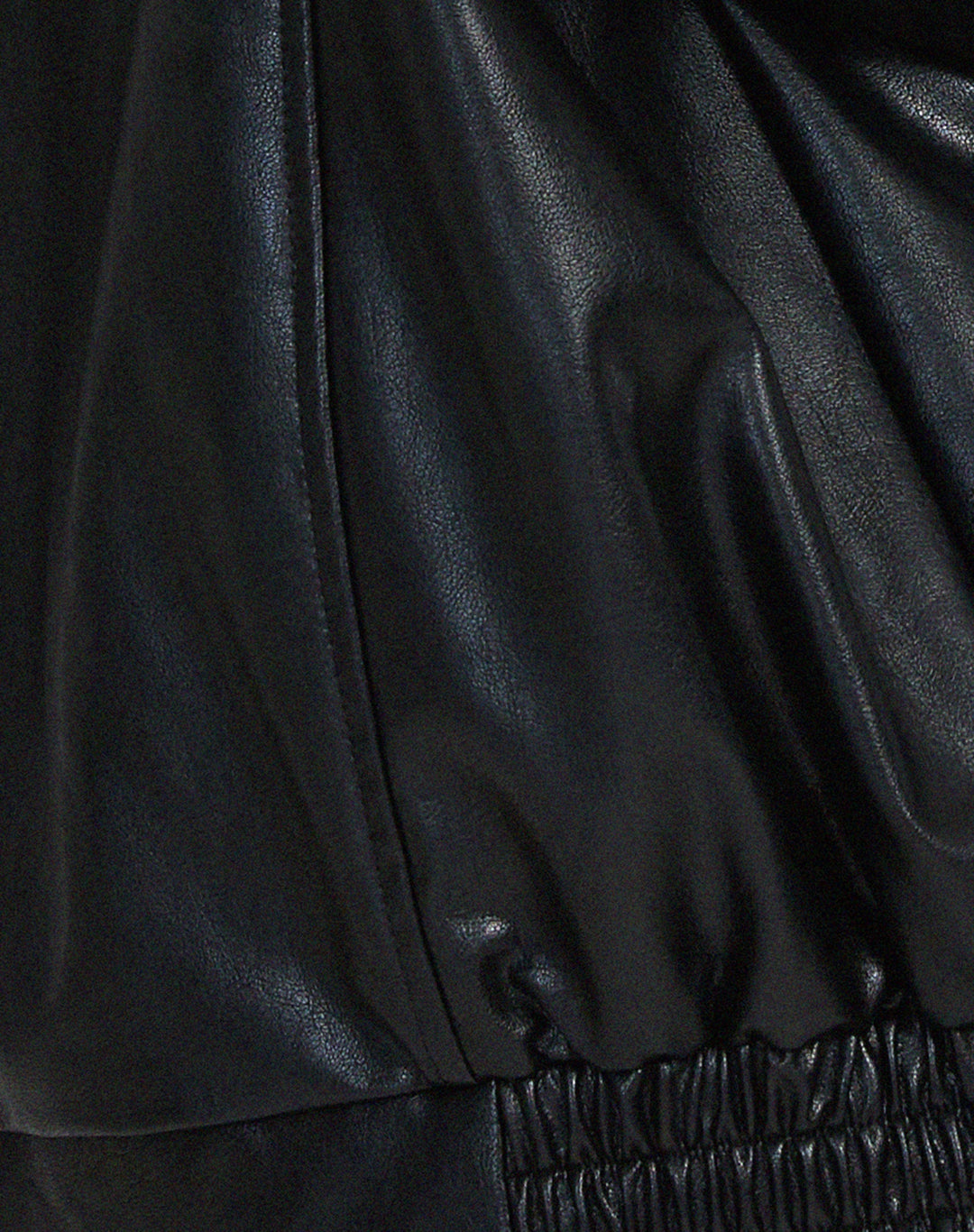 Comfortabel oversized faux leren damesjasje, met een perfecte pasvorm voor elke outfit.