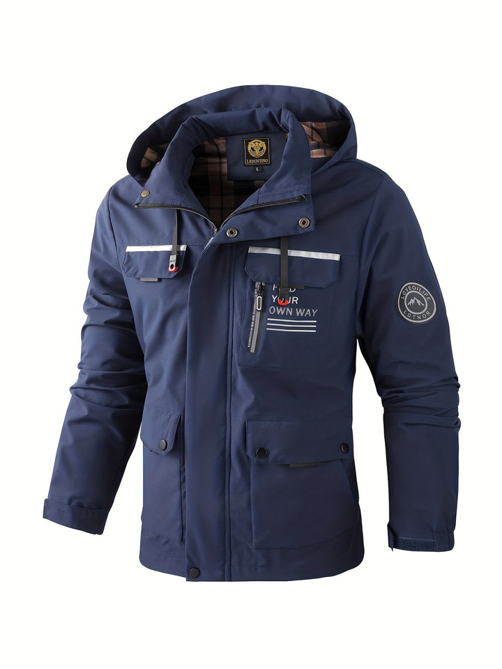 Close-up van de duurzame, waterdichte stof van deze ademende heren winterjas. Perfect voor outdoor avonturen.