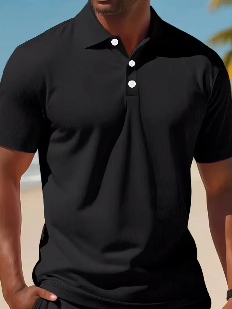 Heren lichtblauwe V-hals poloset met witte shorts, perfect voor strandvakanties en vrije tijd.