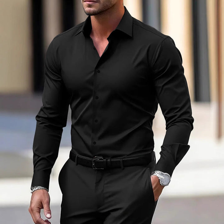 Klassiek herenoverhemd met lange mouwen en kraag, perfect voor een elegante en tijdloze zakelijke look.