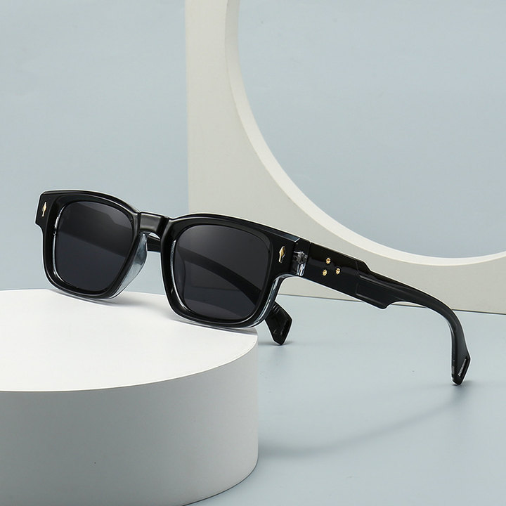 Modieuze unisex zonnebril met gepolariseerde glazen voor optimale UV400 zonbescherming en helder zicht.