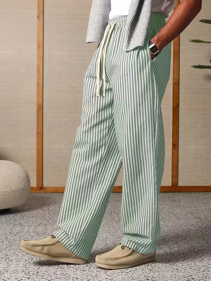 Gestreepte sportieve herenbroek, ideaal als comfortabele casual jogger voor de zomer.