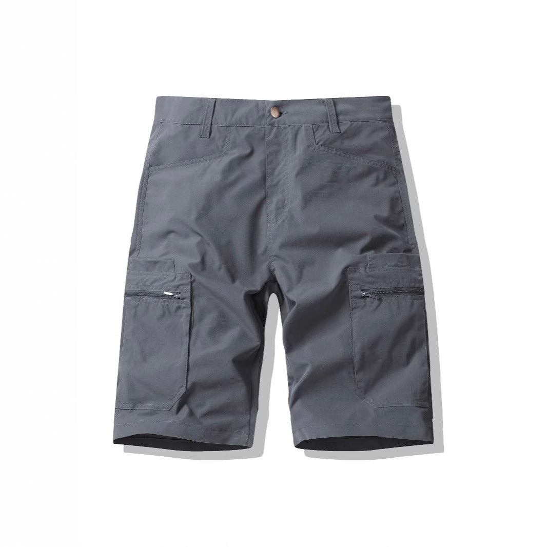 Khaki heren cargo shorts, ideaal voor buitenactiviteiten, met robuuste ritszakken voor veiligheid.