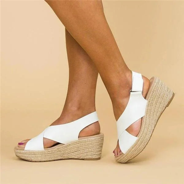Stijlvolle witte dames espadrilles met sleehak; comfortabel instapmodel, perfecte zomerschoenen met orthopedische steun.
