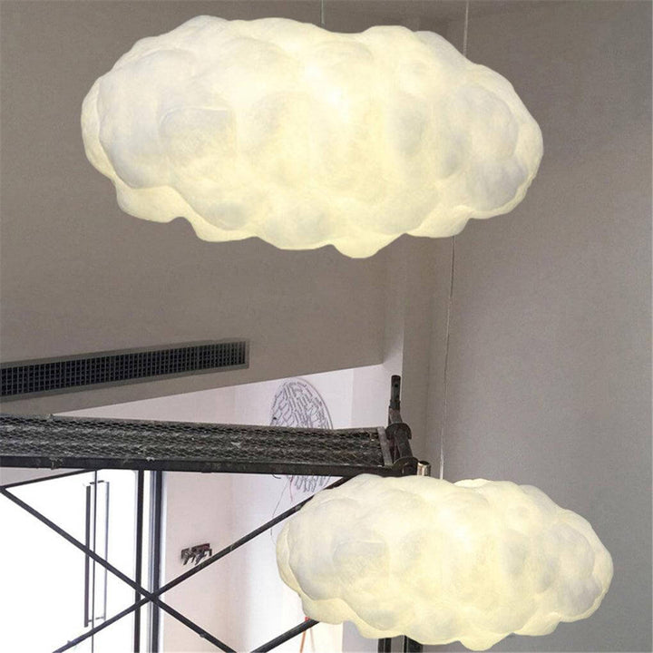 Decoratieve wolkvormige lamp met diffuus licht voor een warme, uitnodigende ambiance. Woonkamerverlichting.