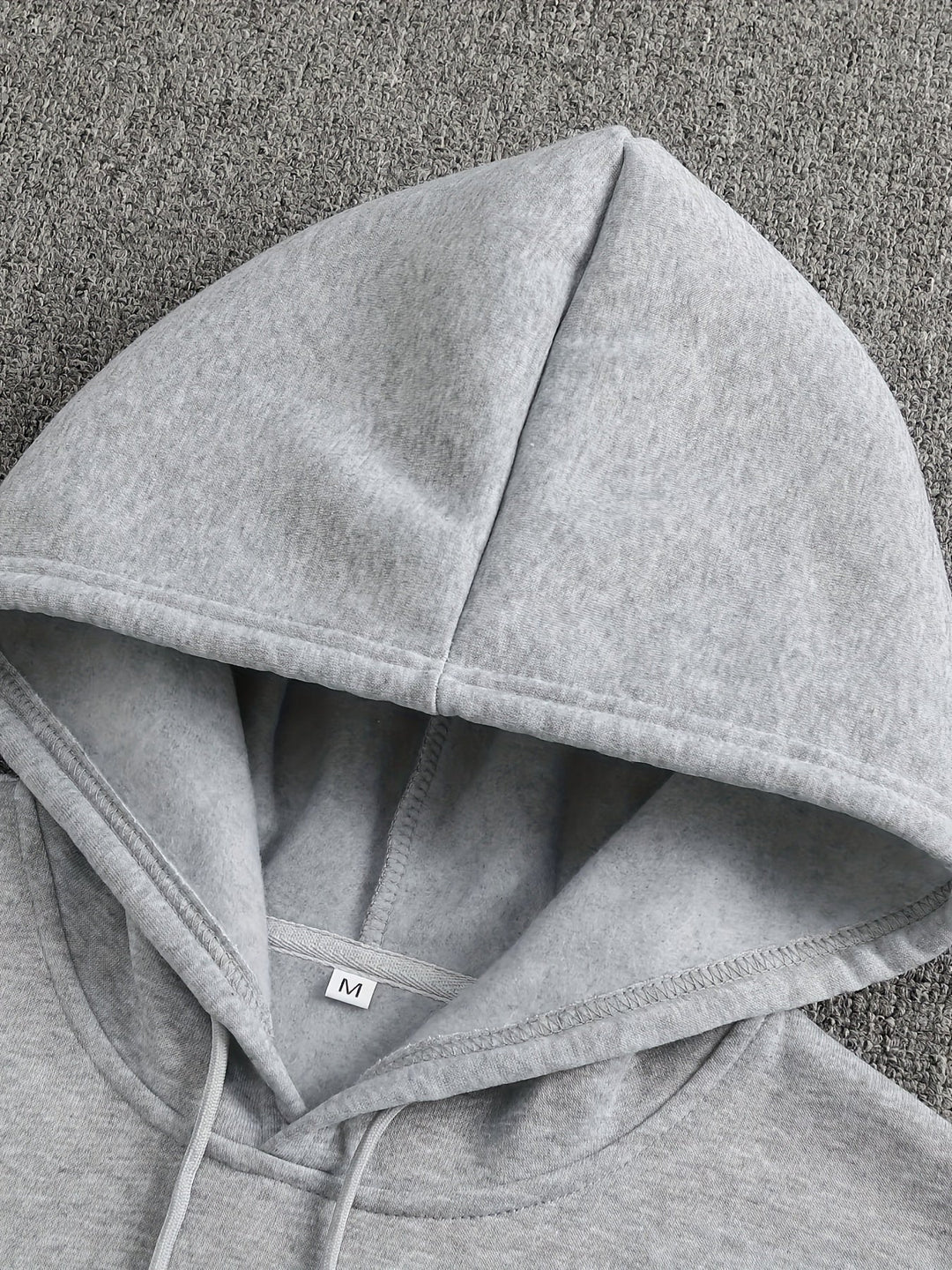 Beige heren muscle car hoodie, comfortabel en casual voor een moderne vintage herenkleding stijl.