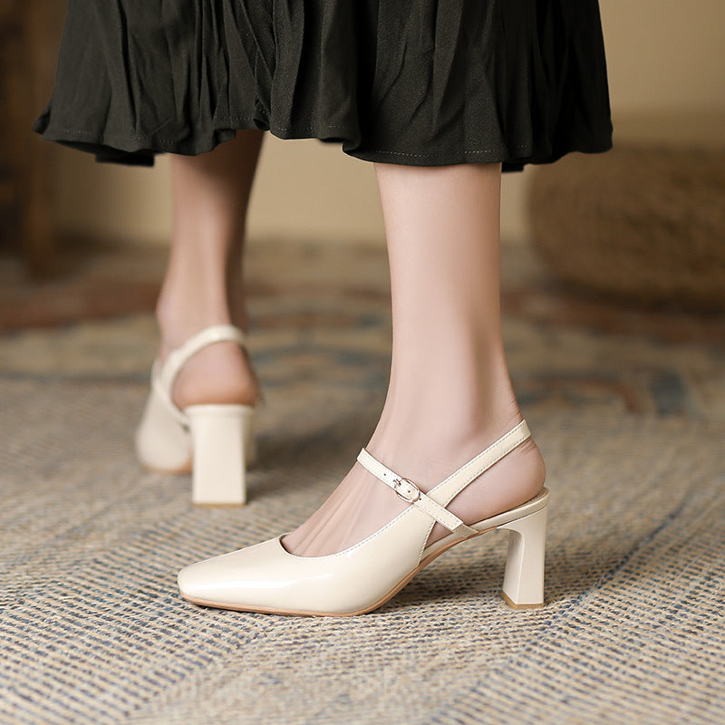 Damesschoenen met carré teen, kruisband en gesp, verkrijgbaar in lichtroze; elegant en ideaal voor de zomer.