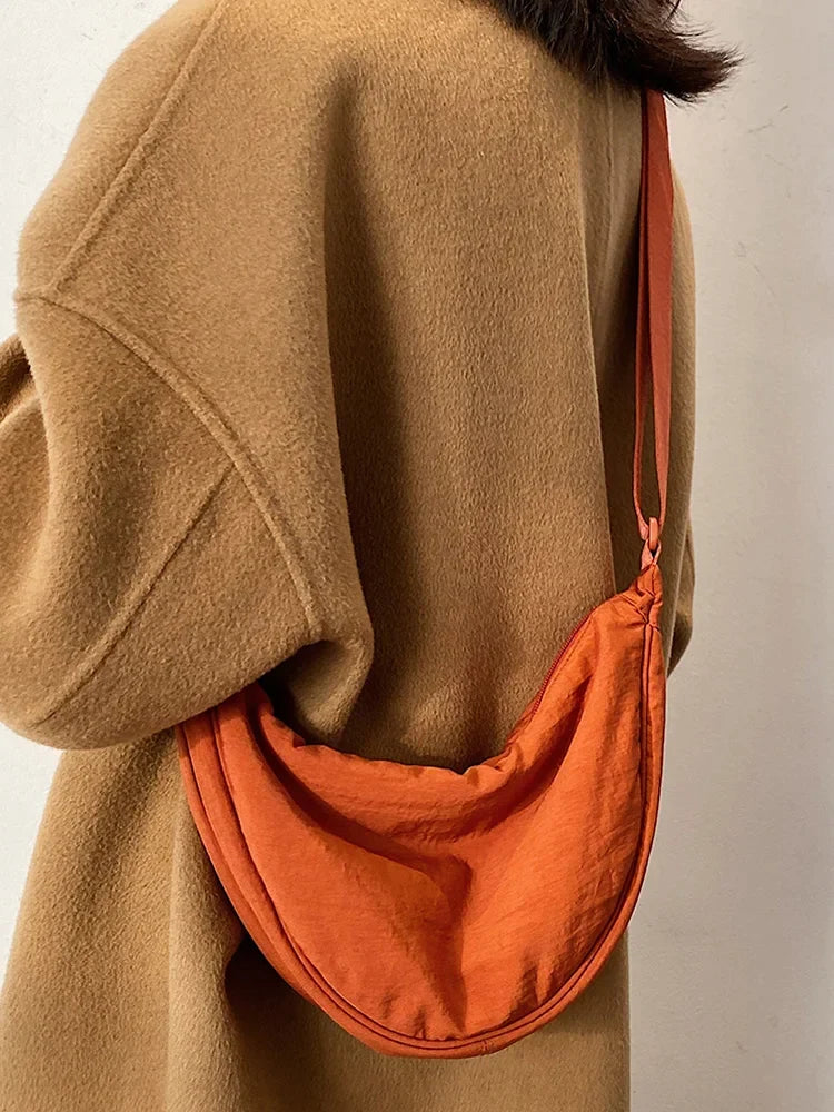 Stijlvolle en compacte dumpling schoudertas, een essentieel accessoire voor dames.