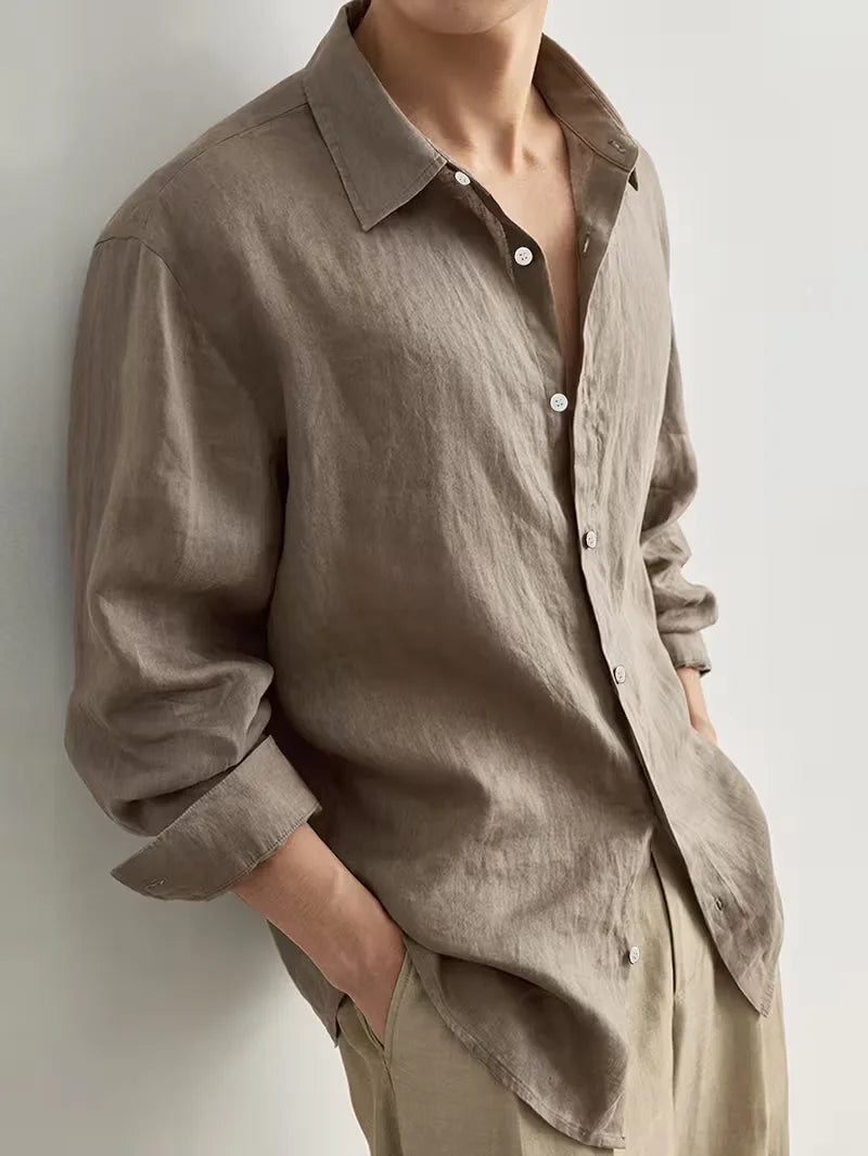 Stijlvol khaki heren V-hals shirt met lange mouwen, veelzijdig voor casual of smart-casual outfits in lente/herfst.