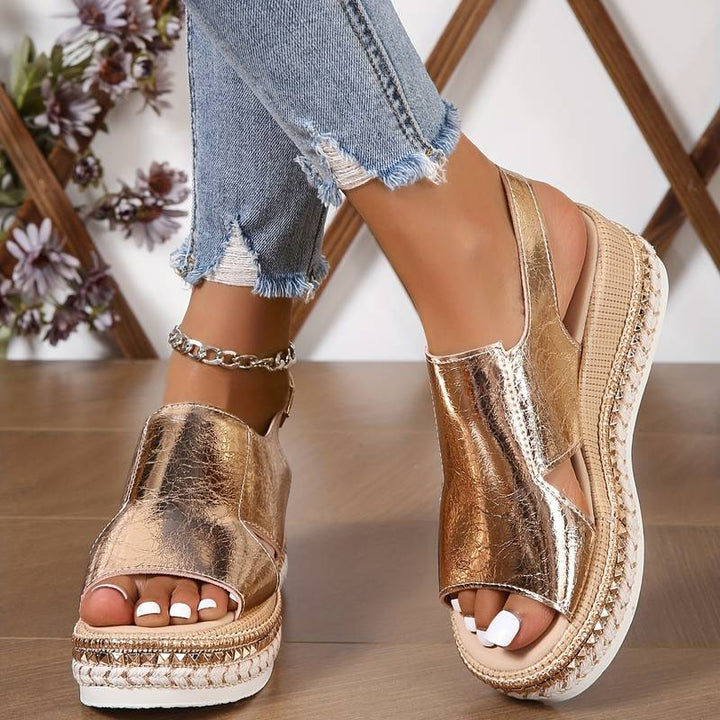 Stijlvolle dames sandaal met trendy franjes, comfortabele sleehak en orthopedische ondersteuning.