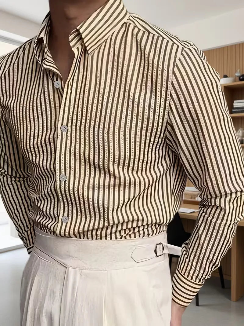 Heren smart-casual overhemd met verticale strepen, lange mouwen. Perfect voor lente en herfst, comfortabele regular fit.