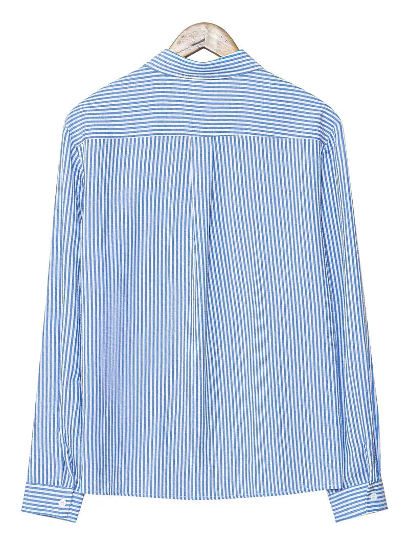 Smart casual heren overhemd met blauwwitte strepen en V-hals. Ideaal voor lente en zomer outfits.