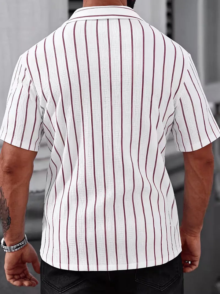 Gestreept heren overhemd met korte mouw en knopen, een must-have voor casual strandstijl.