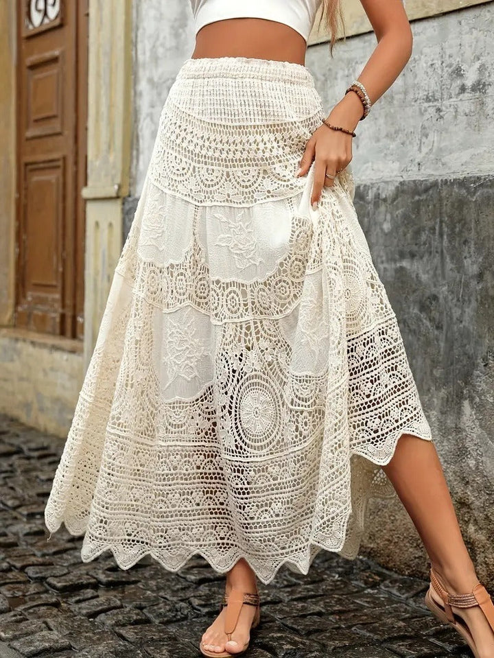 Elegante lange witte damesrok van kant, bohemien stijl, perfecte pasvorm voor een comfortabele en stijlvolle zomer.