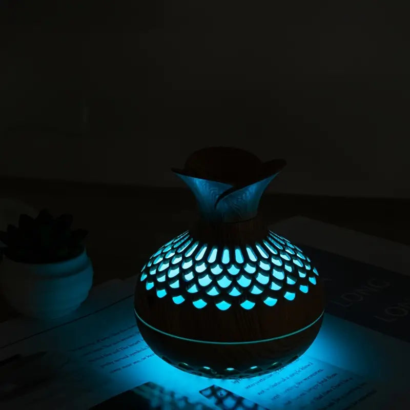 Close-up AromaBloom aroma diffuser: elegant modern design, sfeervol LED licht en fijne mistfunctie.