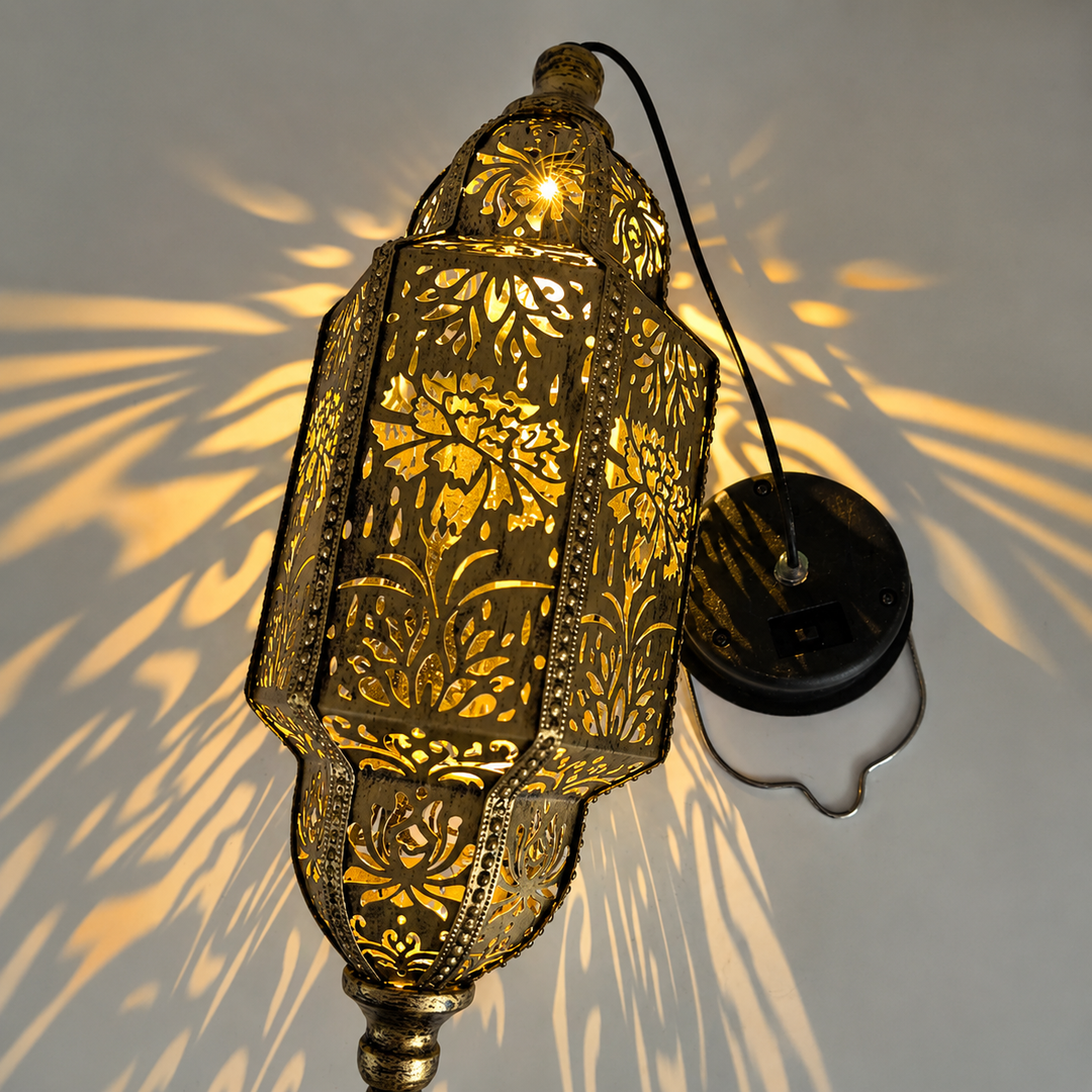 Hangende Marokkaanse solar lantaarn, vintage design, geeft warme LED sfeerverlichting voor buiten.
