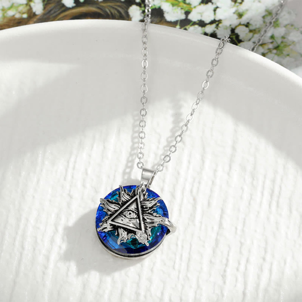 Chique dames sieraad: fijne ketting met een glimmend boze oog, een amulet voor bescherming en stijl.