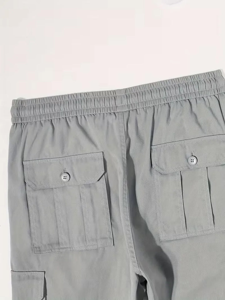 Straight fit heren cargo broek in het zwart, een comfortabele keuze voor streetwear en dagelijks gebruik.