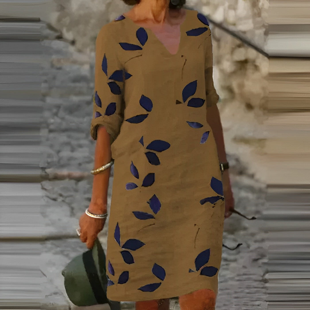 Dames zomerjurk met elegante bladerenprint en V-hals. Luchtige A-lijn jurk, ideaal voor lente, zomer of strand.