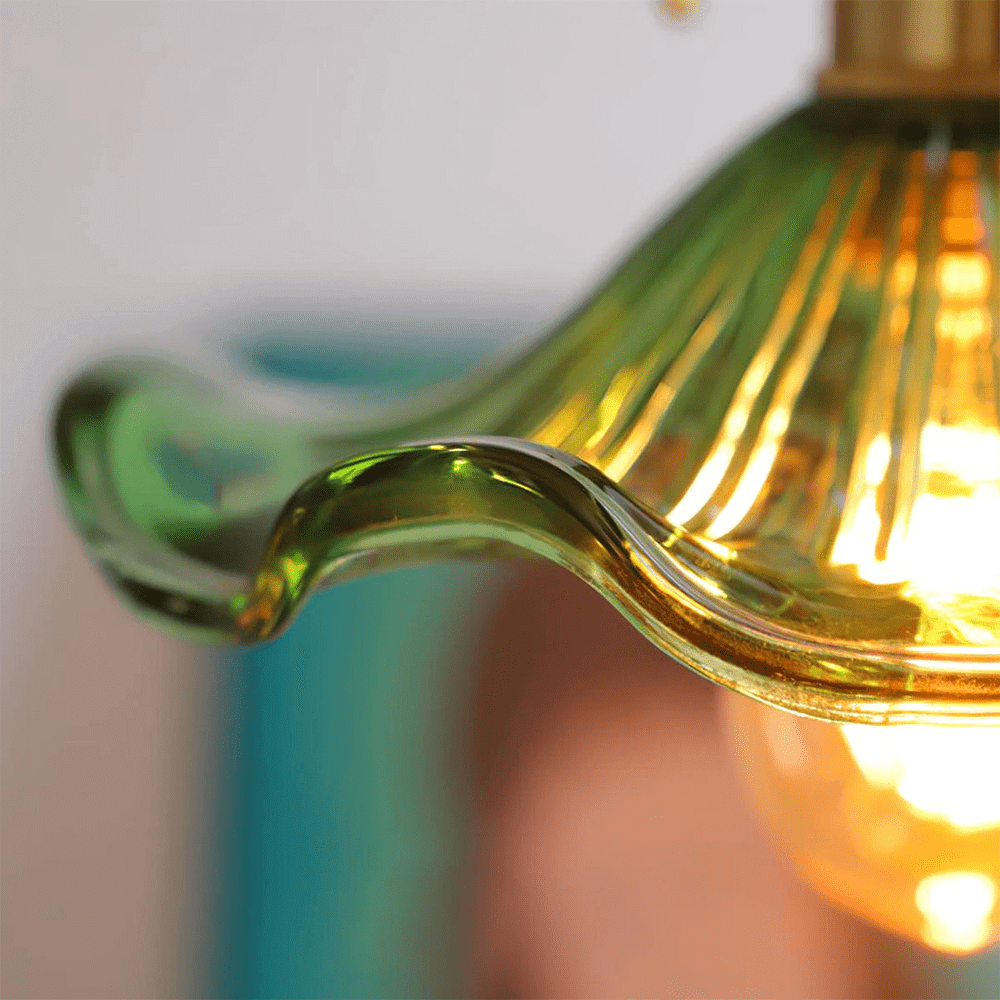Unieke hibiscus hanglamp van glas, moderne plafondlamp voor interieur. Combineert functionaliteit en stijl.