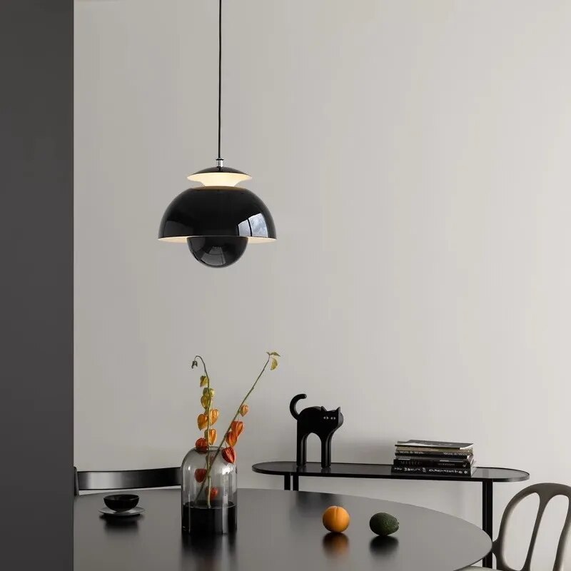 Eigentijdse LED hanglamp, bloem design, voor minimalistische interieurverlichting in slaapkamer.