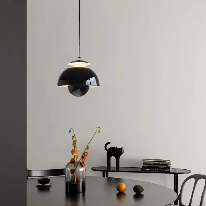 Eigentijdse LED hanglamp, bloem design, voor minimalistische interieurverlichting in slaapkamer.
