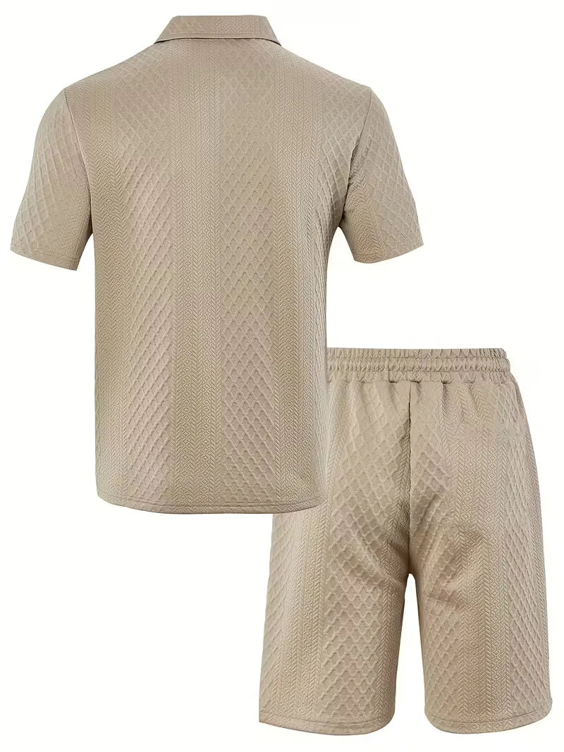 Stijlvolle heren zomer kledingset: poloshirt met rits & shorts. Perfect voor warme dagen en comfort.