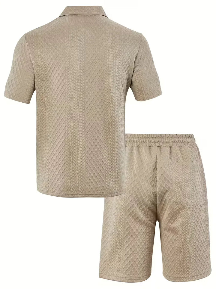 Stijlvolle heren zomer kledingset: poloshirt met rits & shorts. Perfect voor warme dagen en comfort.