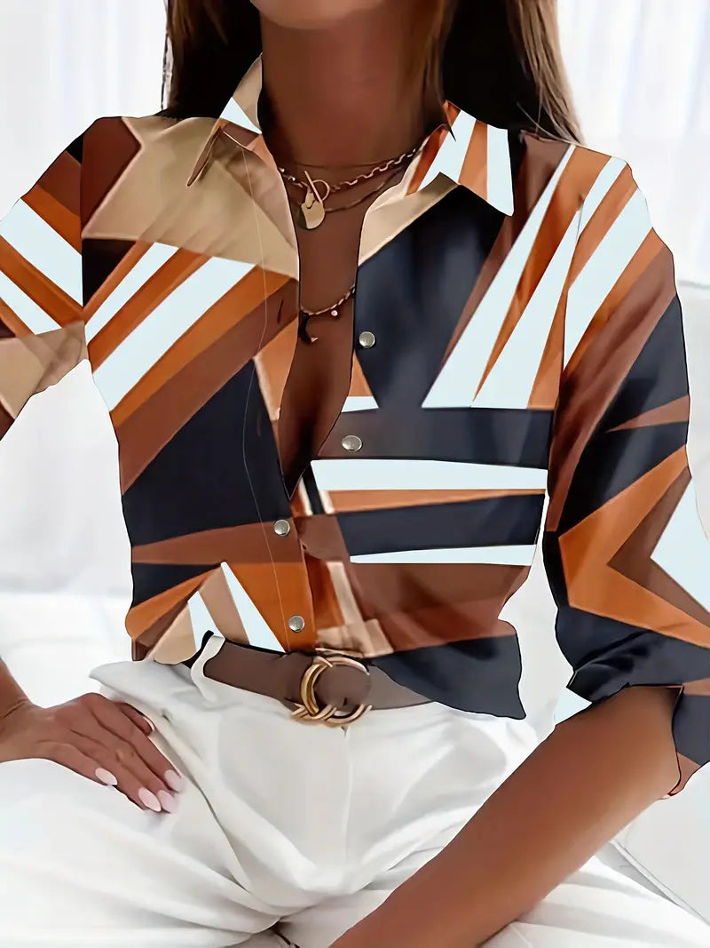 Achteraanzicht van de comfortabele damesblouse met uniek patroon, toont de vloeiende pasvorm.