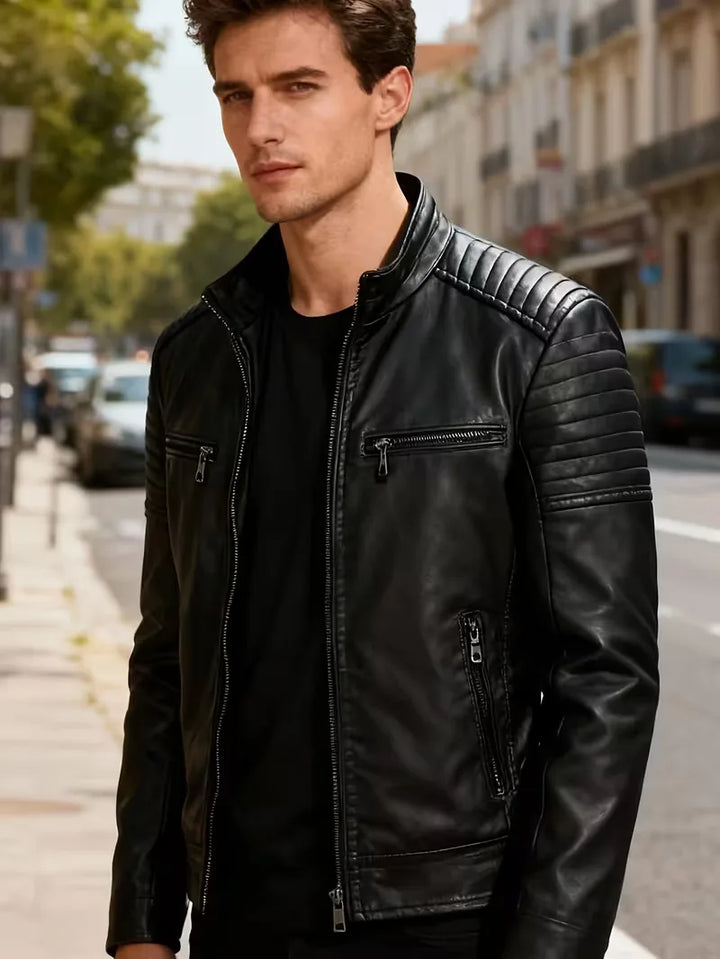 Casual heren overgangsjas in zwart, met rits en quilted schouderpanelen. Stijlvolle streetwear herenkleding.