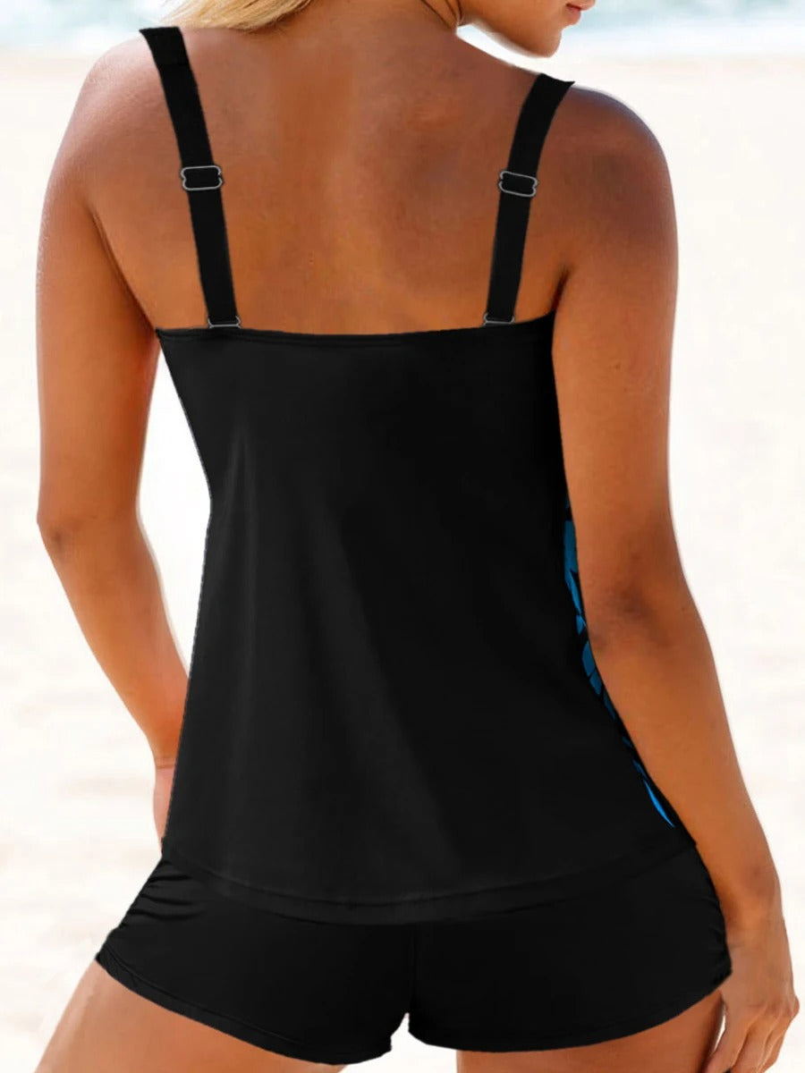 Zijzicht van de dames 2-delige tankini zwemjurk met shorts. Comfortabele en trendy badkleding voor dames.