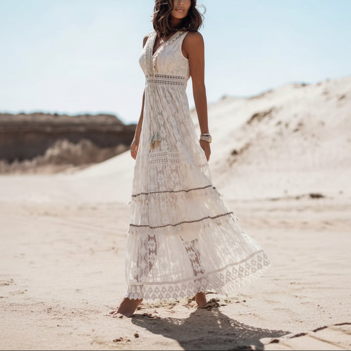 Lange dames boho jurk met mouwloze pasvorm en verfijnde kanten V-hals; een trendy keuze als feest- of vakantiejurk.