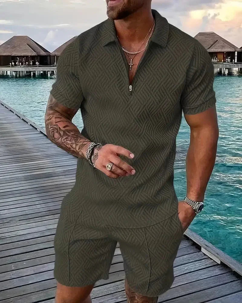 Ademend heren poloshirt met ritskraag en bijpassende shorts. Perfect voor sport en vrije tijd.