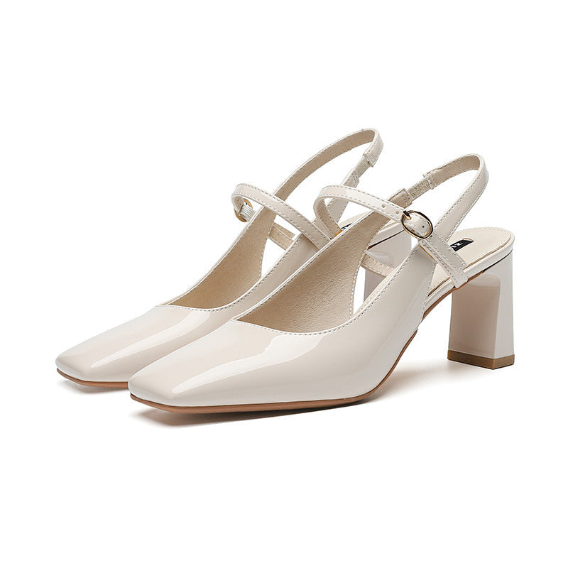 Stijlvolle damesschoenen met carré teen, kruisband en gesp; elegant en comfortabel, perfect voor zomers genieten.