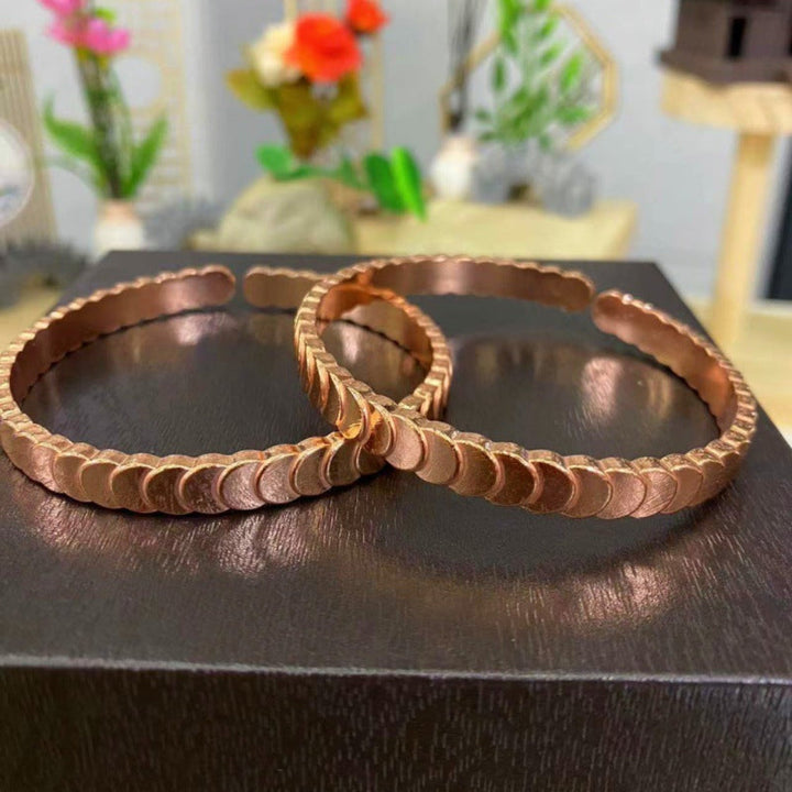 Moderne gelaagde dames armband, trapvormig design in glanzend roodkoper. Een stijlvol en elegant accessoire.