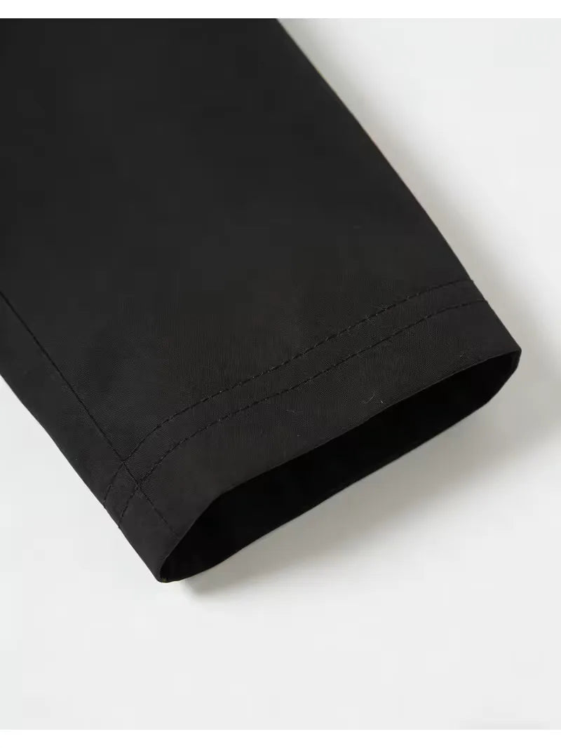 Zwarte heren slim fit trenchcoat, veelzijdige overjas voor zakelijke bijeenkomsten en smart casual outfits.