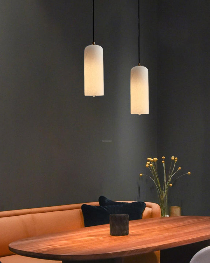 Sfeervolle LED hanglamp van albast en messing voor een unieke ambiance.